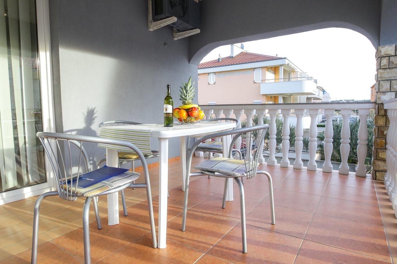Lucky Luke Pool Apartments Novalja Exterior photo