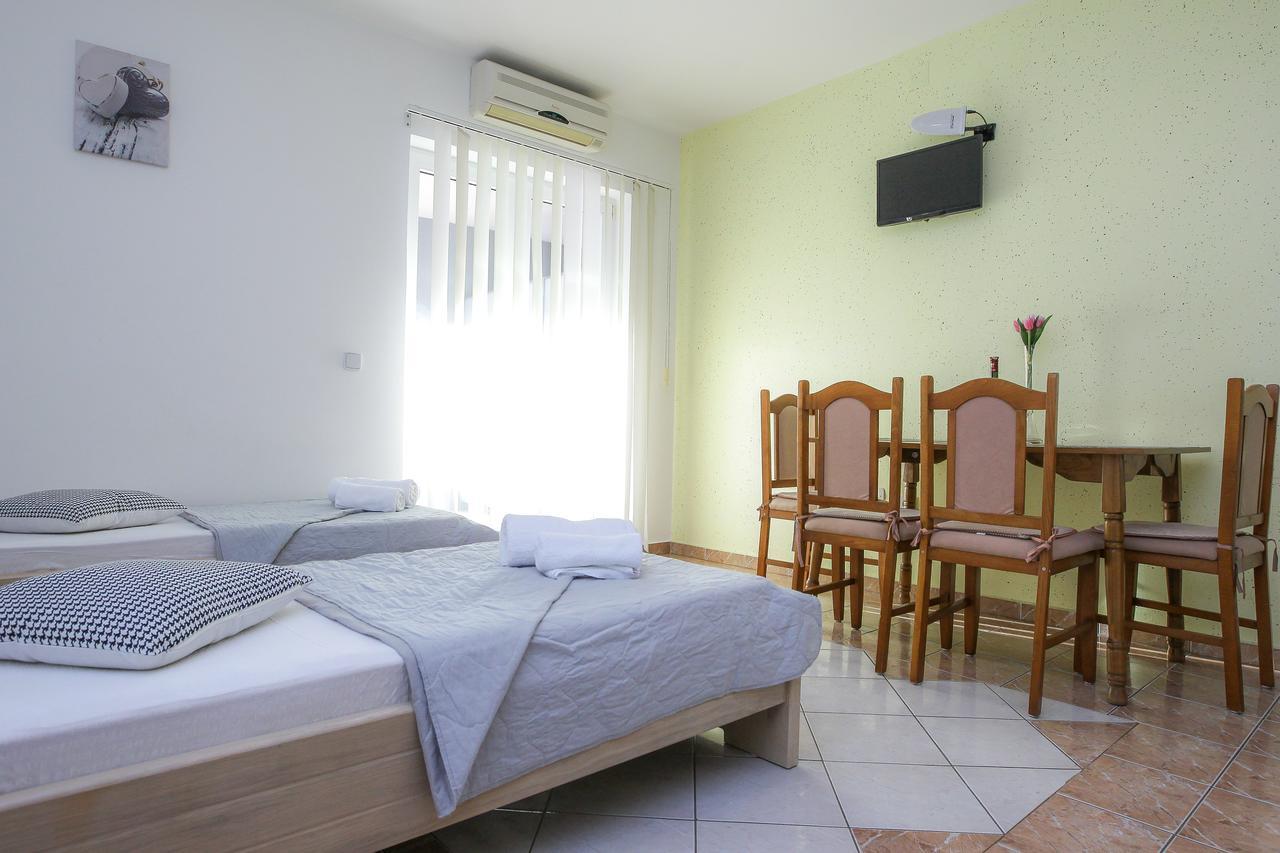 Lucky Luke Pool Apartments Novalja Exterior photo