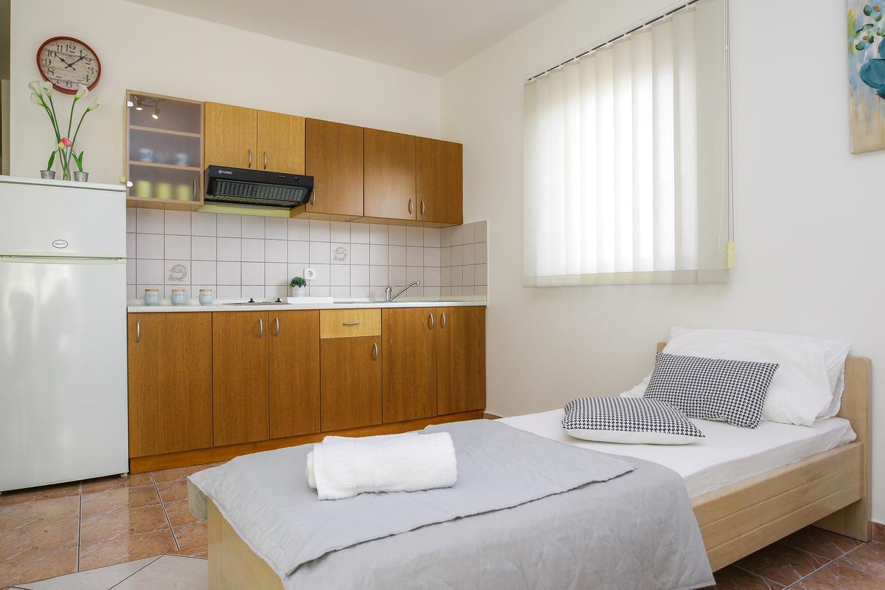 Lucky Luke Pool Apartments Novalja Exterior photo