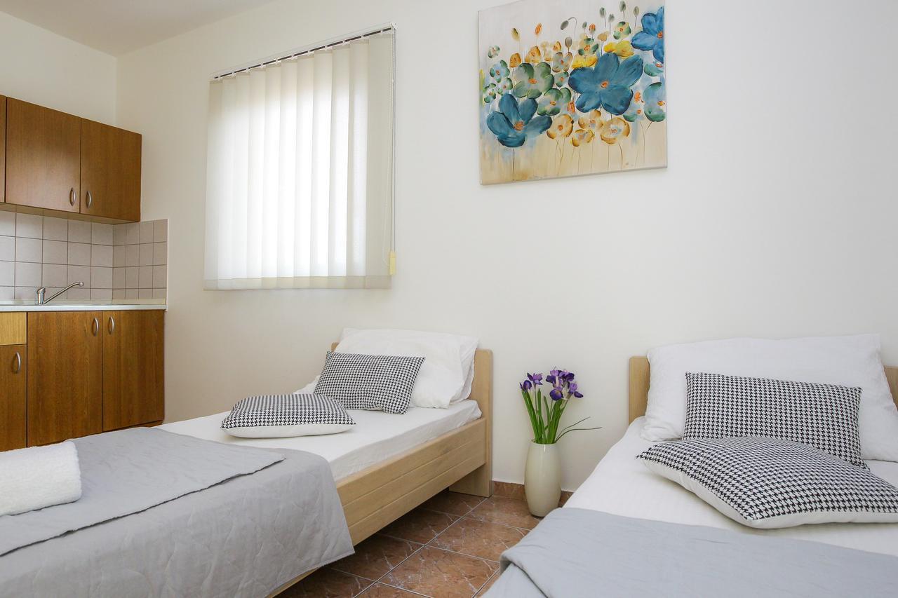 Lucky Luke Pool Apartments Novalja Exterior photo