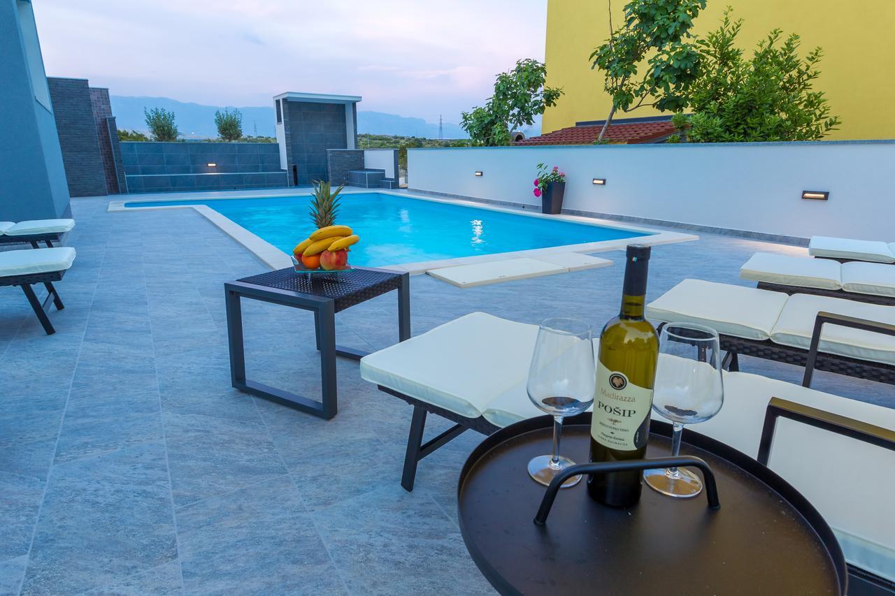Lucky Luke Pool Apartments Novalja Exterior photo