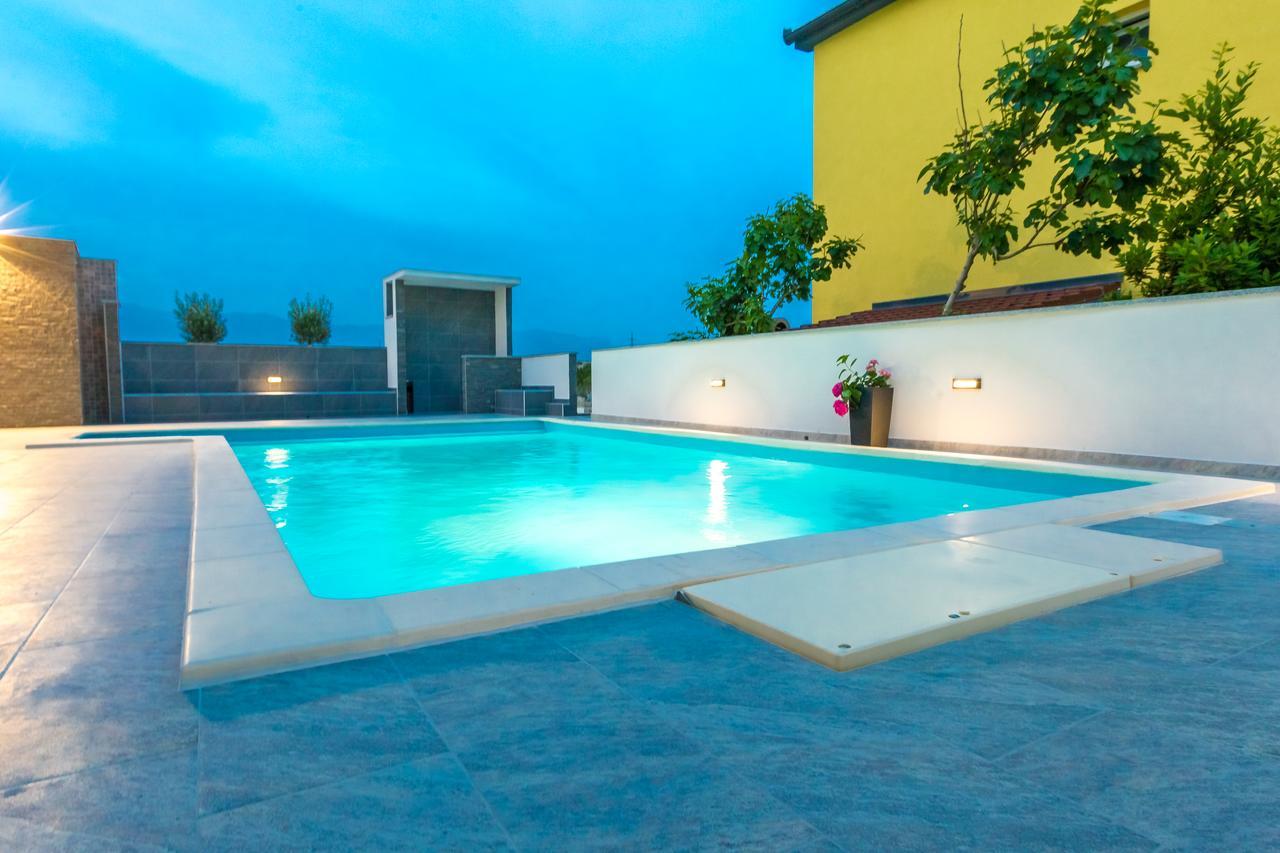 Lucky Luke Pool Apartments Novalja Exterior photo